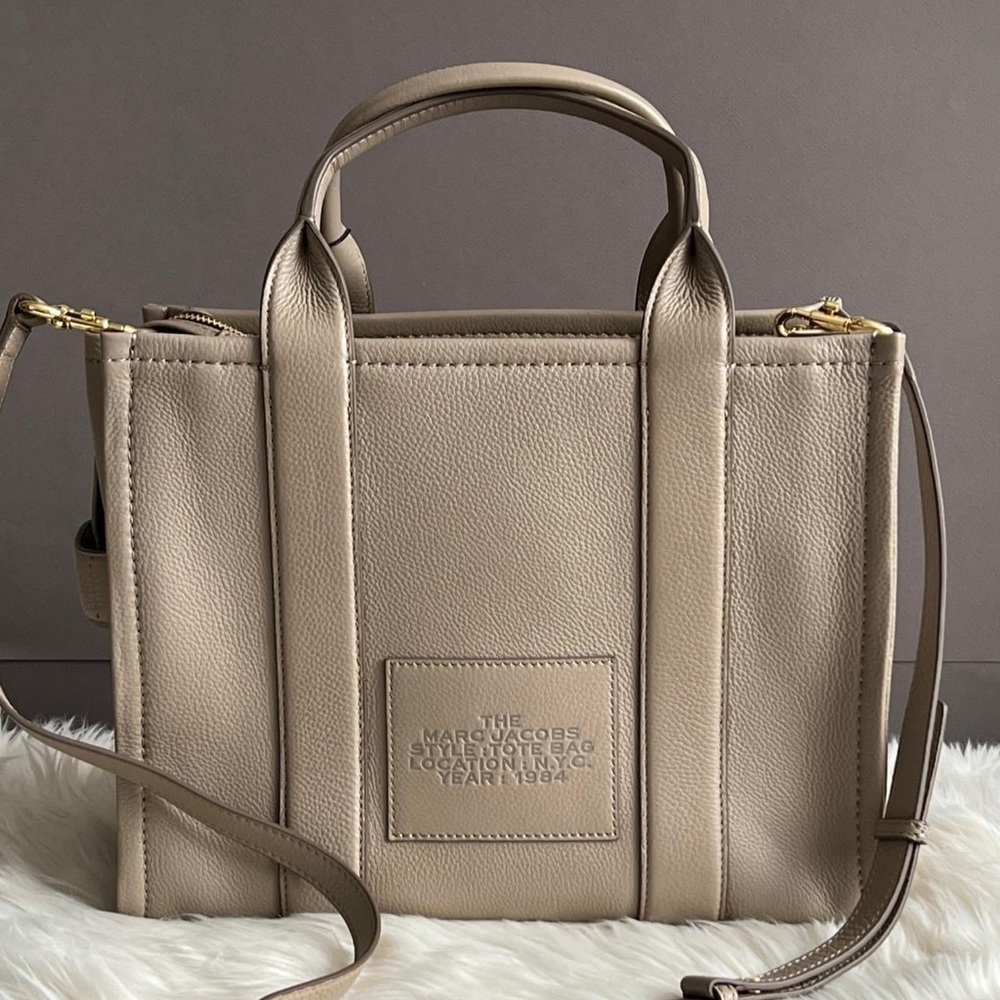 H004L01PF21 - Marc Jacobs The Leather Medium Tote Bag - Picture 10 of 16